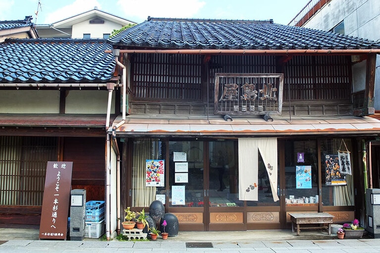 北前船の寄港地としてにぎわった時代の風情を伝える一本杉通り。