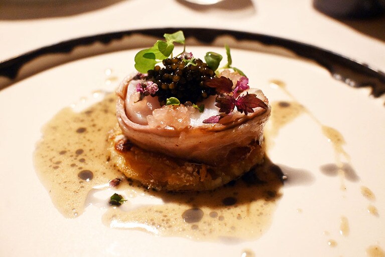 「アンコウのインパデッラ」。冬の味覚の王様、アンコウをスモーキーな香りのベーコンで巻き、上にキャビアとフィンガーライムをのせて。一口で様々な食感と味わいが。