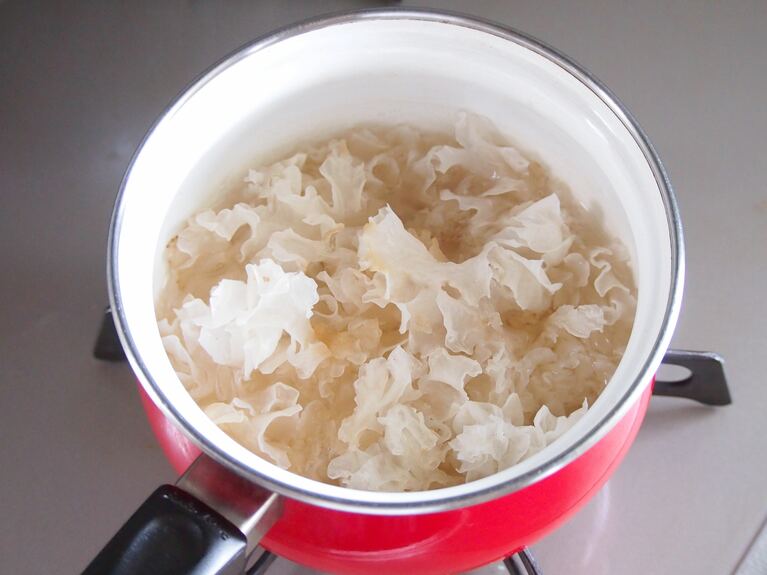 たっぷりの水を入れ、弱火でゆっくり煮込み、柔らかくする。