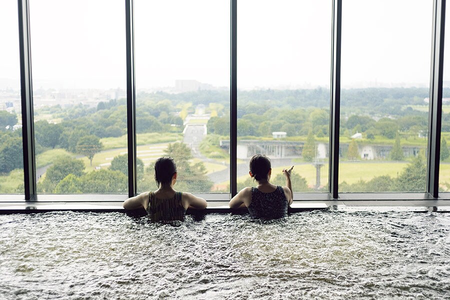 10階にある温浴施設は、独自で掘削した温泉水で満たされている。窓の外には富士山が見えることも。水着着用。