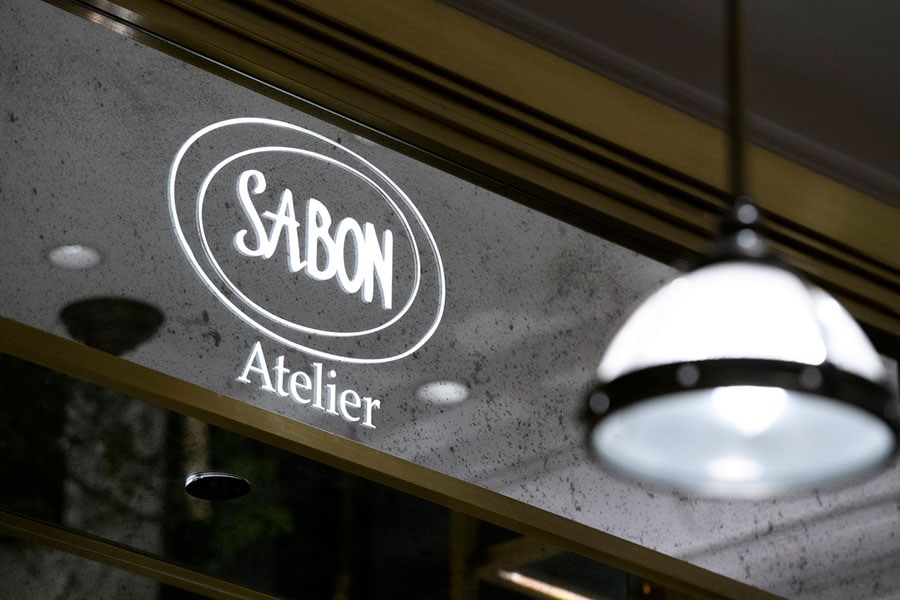 目黒川沿いの閑静な住宅街のなかに佇む「Atelier SABON(アトリエ サボン)」。