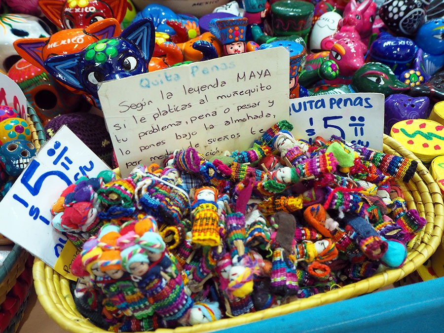メキシコ各地の民芸品が大集合。2階建ての市場に小さな店がぎっしりで、まるで迷路のようで面白い。