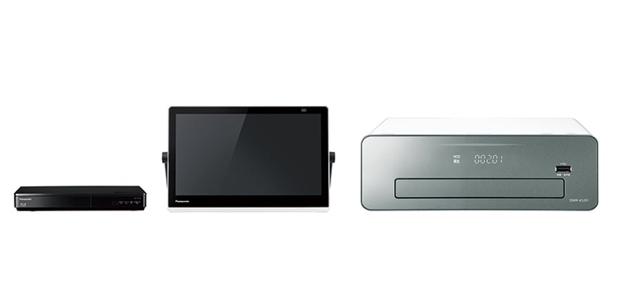 左：プライベート・ビエラ「UN-15TD10」。防水テレビ15v型、インターネット動画配信サービス、ブルーレイ／DVD再生対応、内蔵ハードディスク500GB、バッテリー最長約3時間、幅38.2×高さ25.3×奥行3.57 cm(スタンド・突起部除く)。
右：おうちクラウドディーガ「DMR-4S201」。ブルーレイ／DVD再生対応、3チューナー、内臓ハードディスク2TB、幅21.5×高さ8×奥行21.5cm。