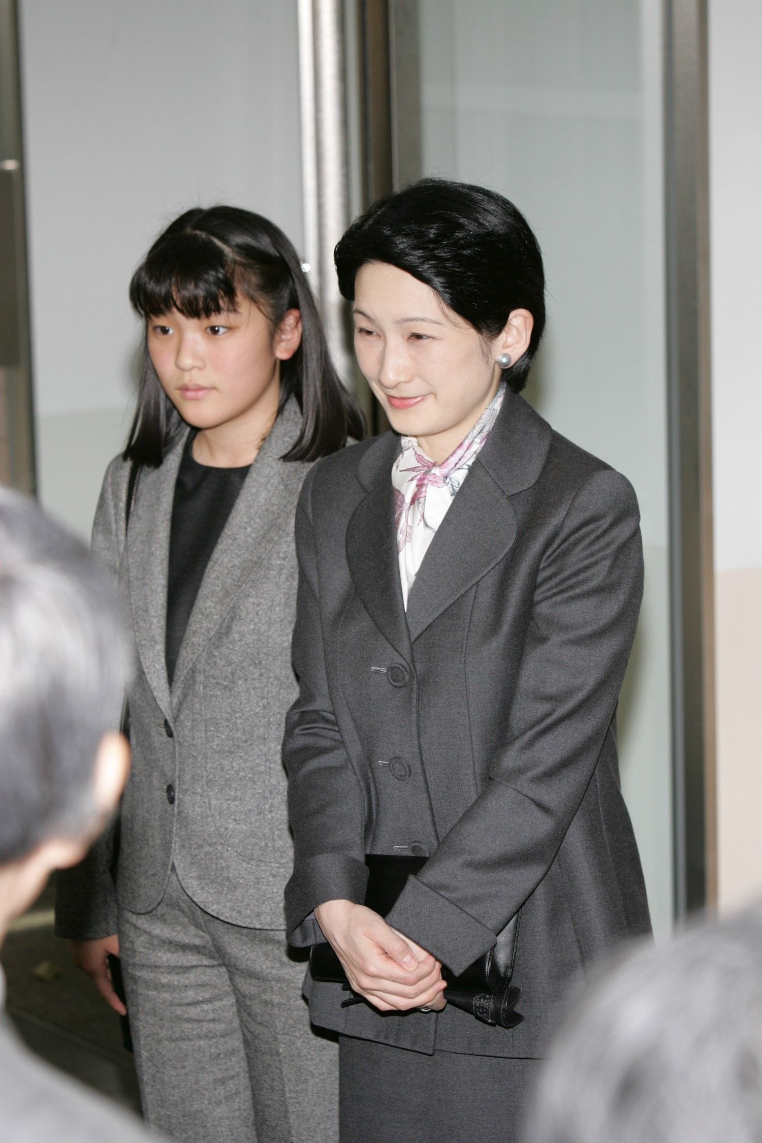 2006年11月、「少年の主張全国大会」に臨席された紀子さまと眞子さま（当時）　©JMPA