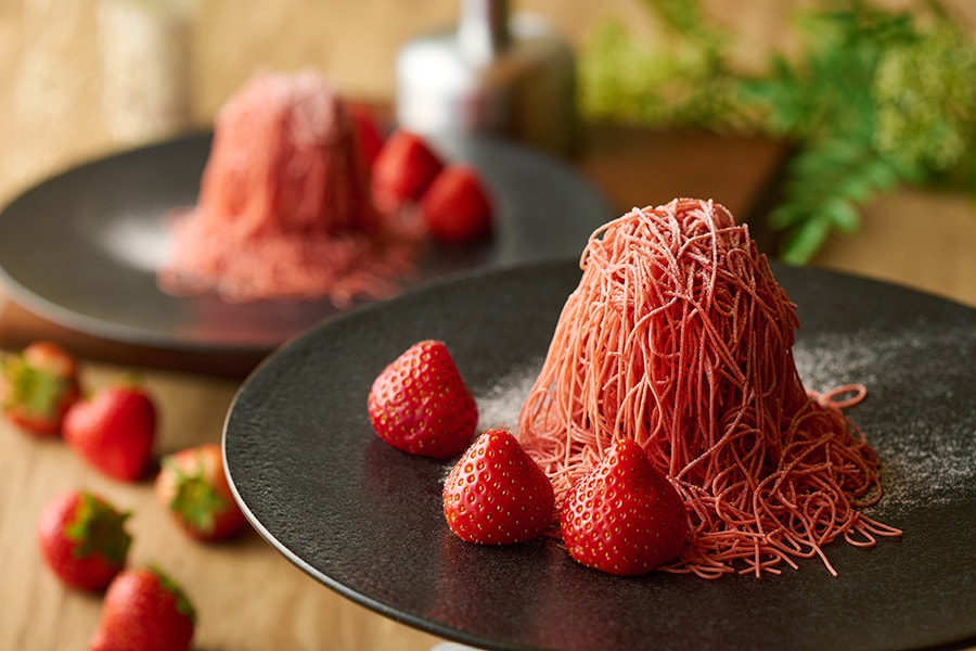 シェフの一皿「しぼりたて苺モンブラン」のイメージ。バレンタイン時期の2月と、3～5月で、いちご風味の栗ペーストの下の中身が変わる。