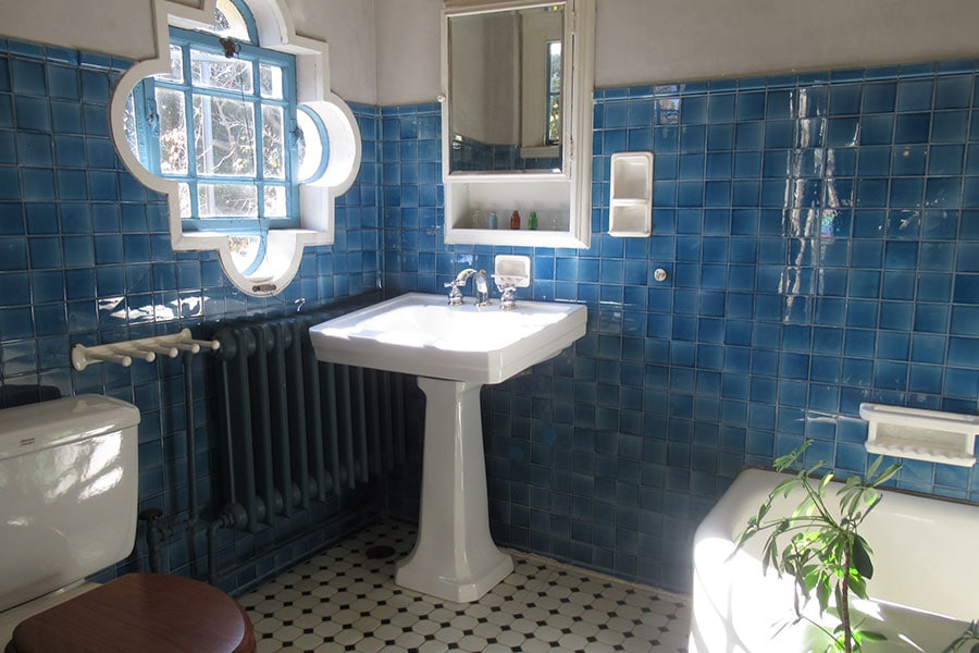 ベーリック ・ホール客用寝室浴室はブルーのタイル貼り。