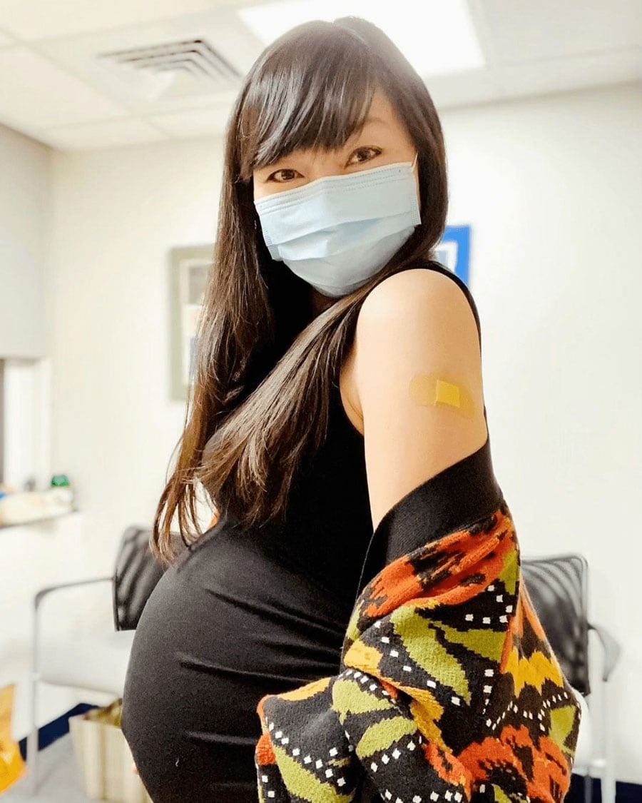 妊娠34週でコロナワクチンを接種した内田舞さん。（本人提供）