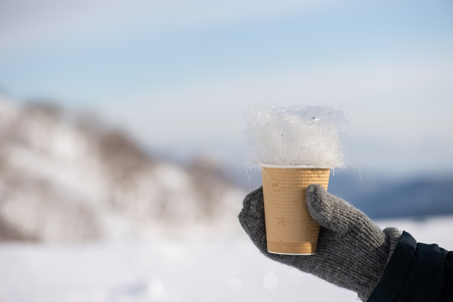 霧氷のように見えるのは、飴細工。ユニークな「霧氷コーヒー」は雪の中で飲むからこそおいしい。