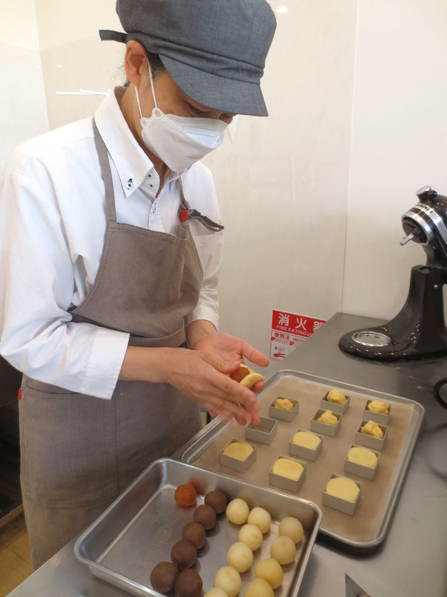 スクエアケーキを作る吉田郁子さん。