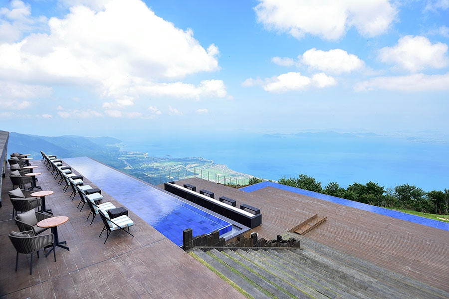 琵琶湖を見渡す唯一無二の絶景。圧倒的な琵琶湖のスケール感を、くつろぎながら「観て」「食べて」ゆったりと楽しめる。