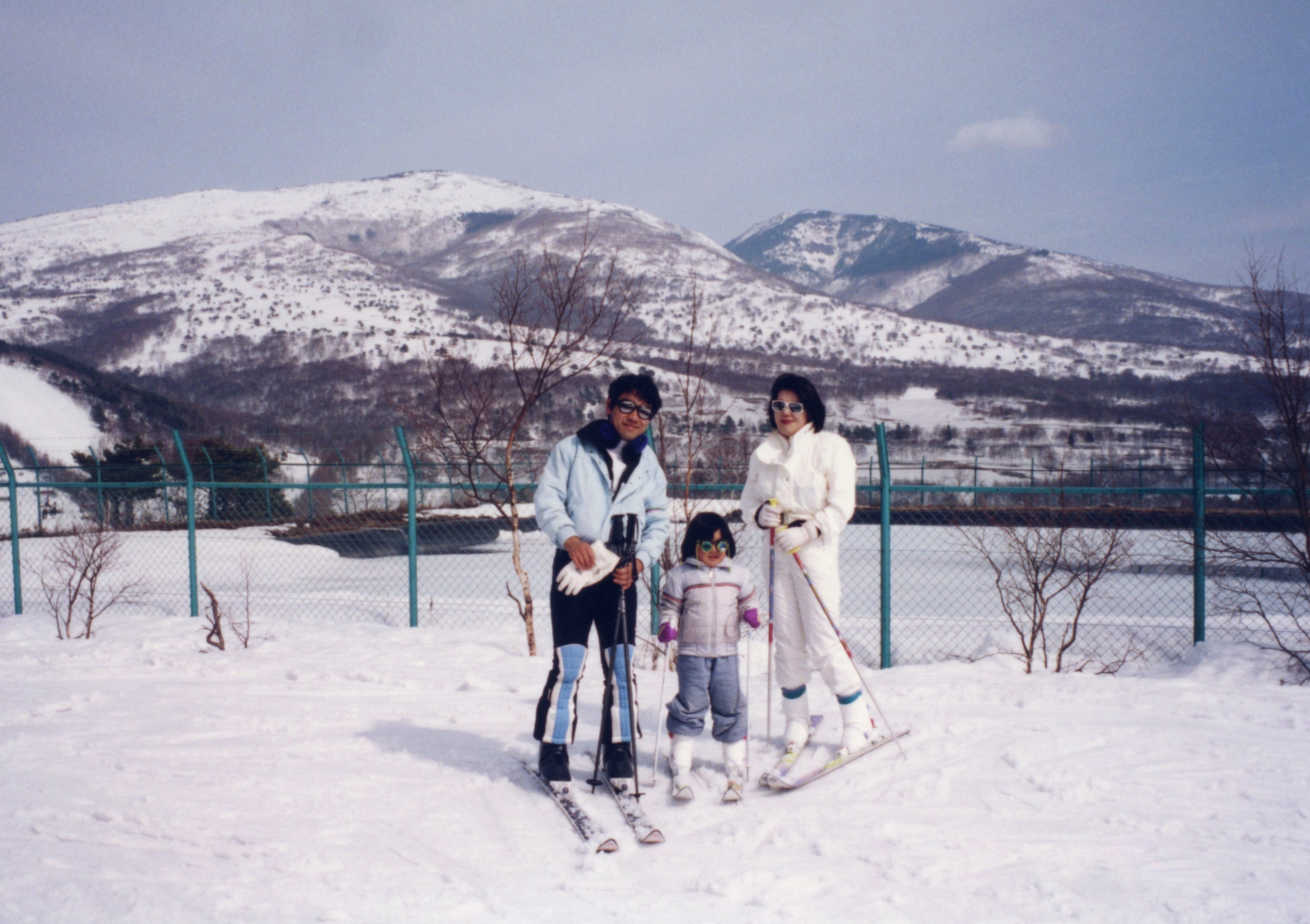 1998年冬、長野・菅平でスキーを楽しむ小室さん一家　宮内庁提供