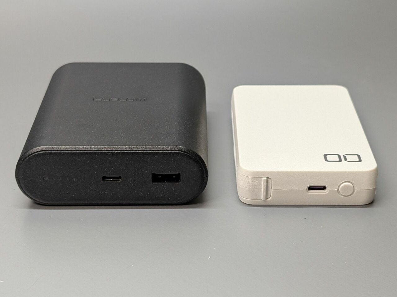 本製品とほぼ同等の、容量10000mAh/最大35W出力のモバイルバッテリー(右、CIO SMARTCOBY Pro SLIM CABLE 35W)との比較。奥行きこそ同等ですが、幅と厚みは圧倒的です