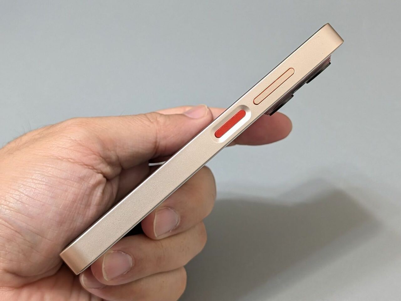 右側面。電源ボタンは指紋センサーを兼ねたタイプ。このほか顔認証にも対応します