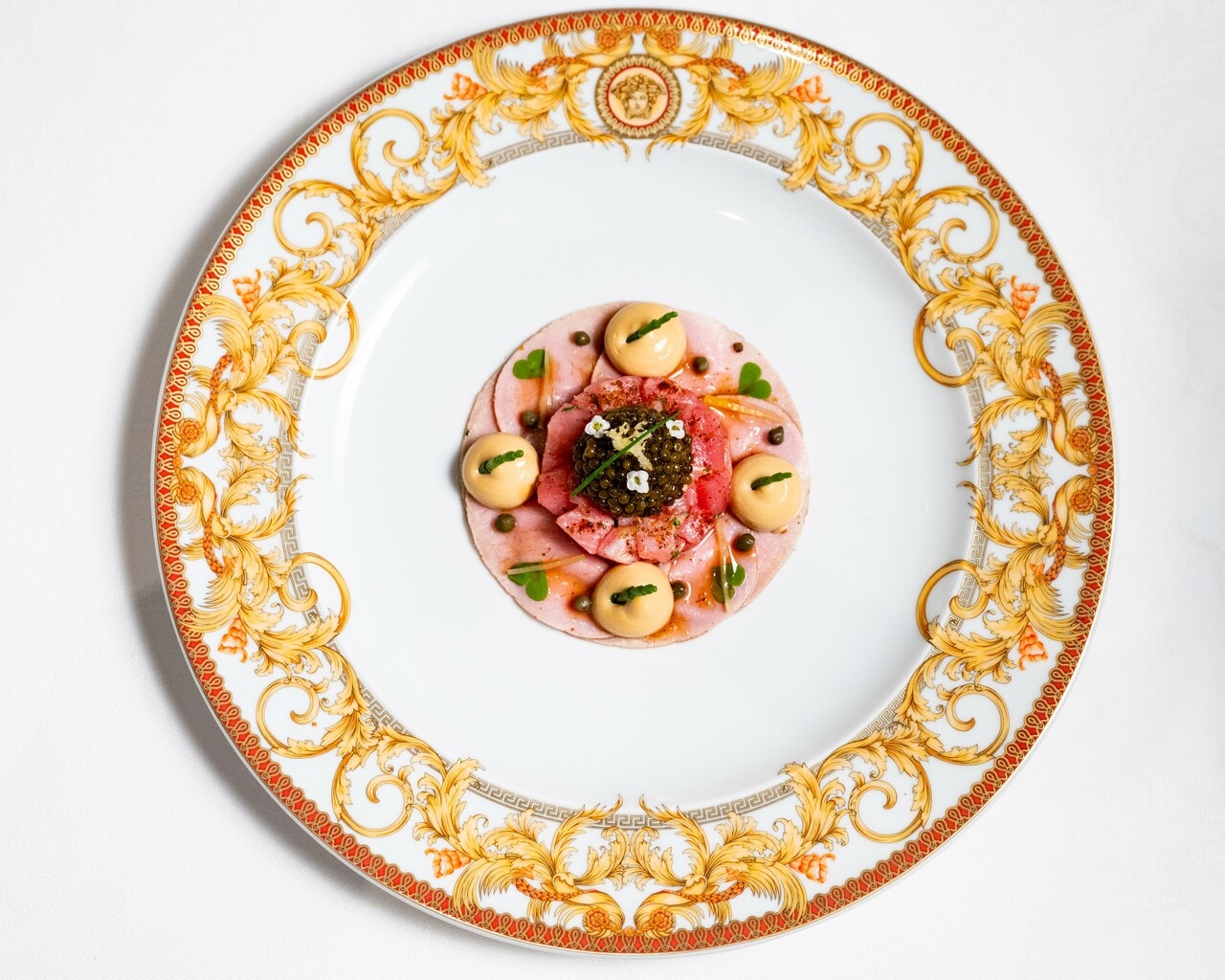 「冷製前菜：ピエモンテ産仔牛と地中海産マグロのタルタル クリスタルキャビアとプンタ・カンパネッラ産ケイパーを添えて」。