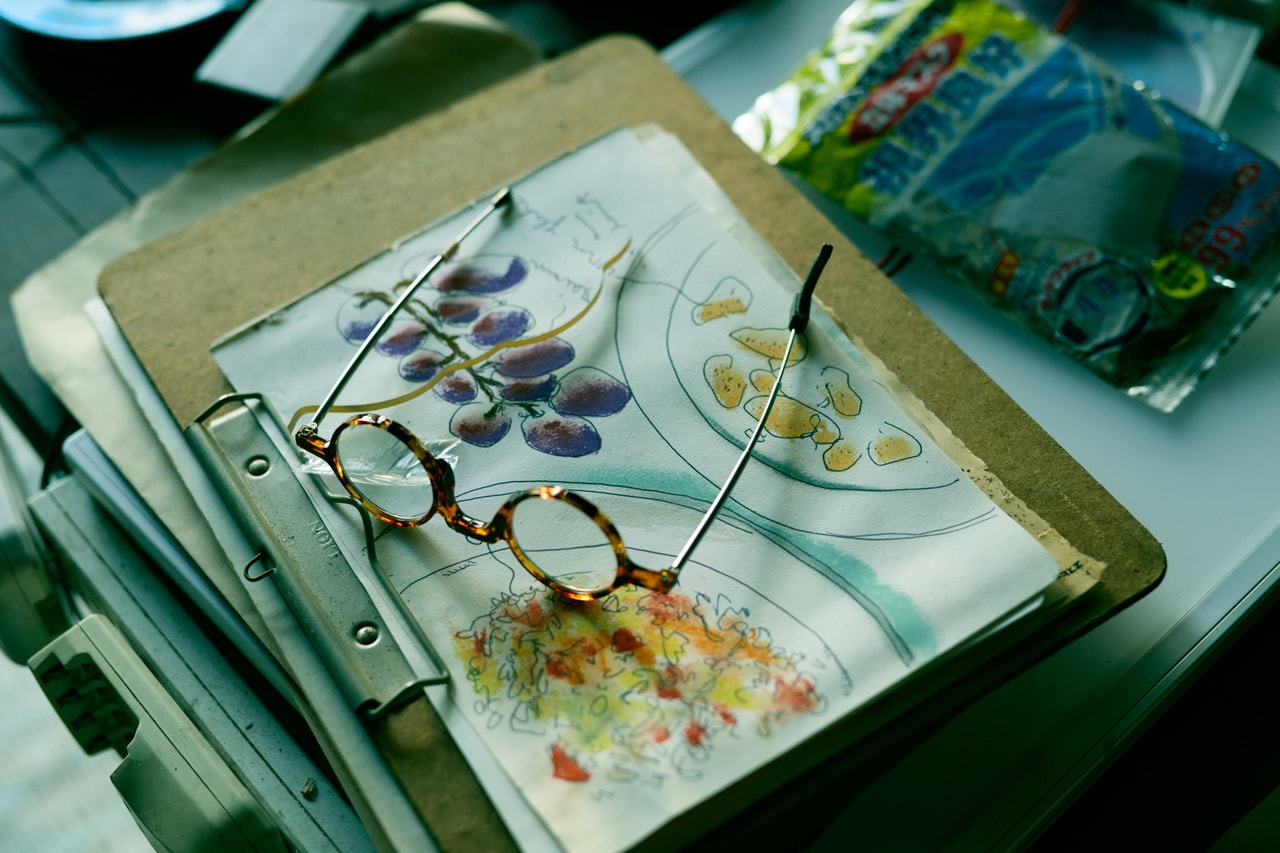 美しいイラストと徹さんのメガネ。