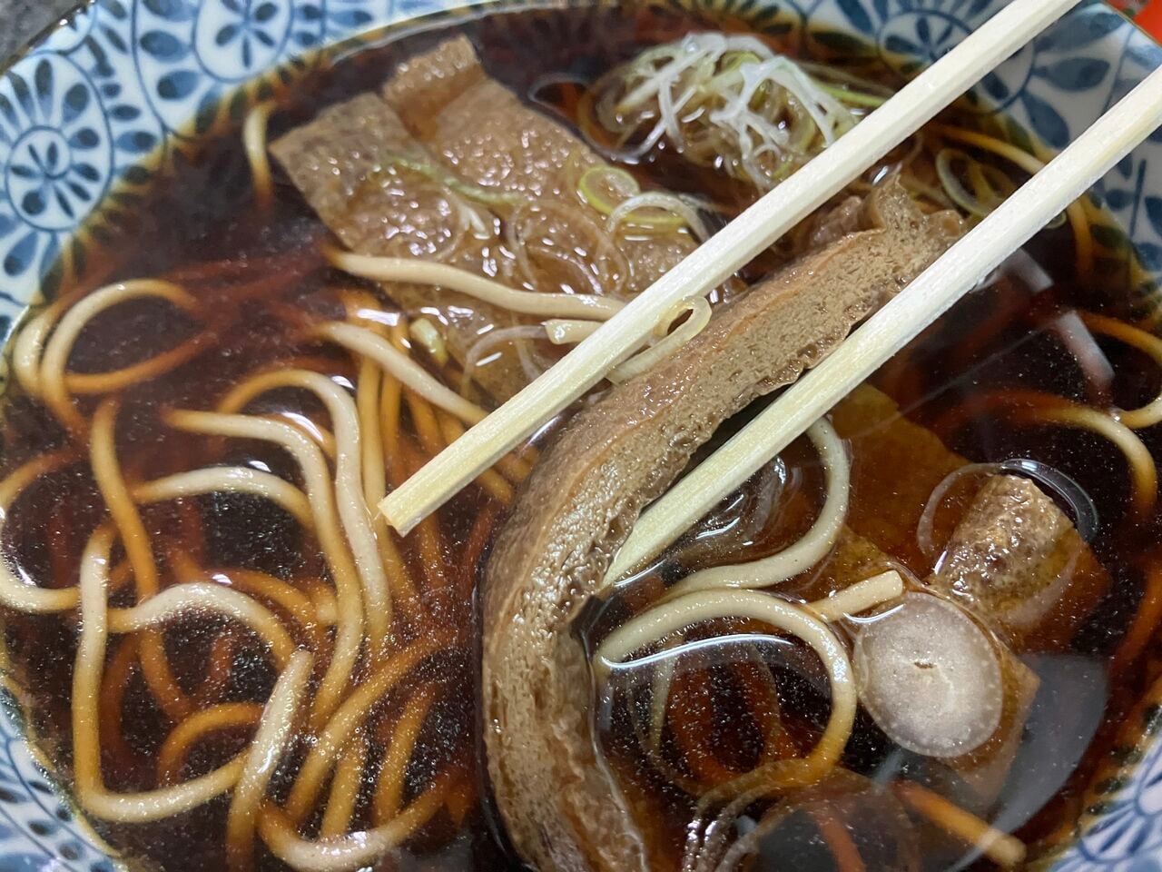 肉厚なお揚げが細長く切られて3本のる