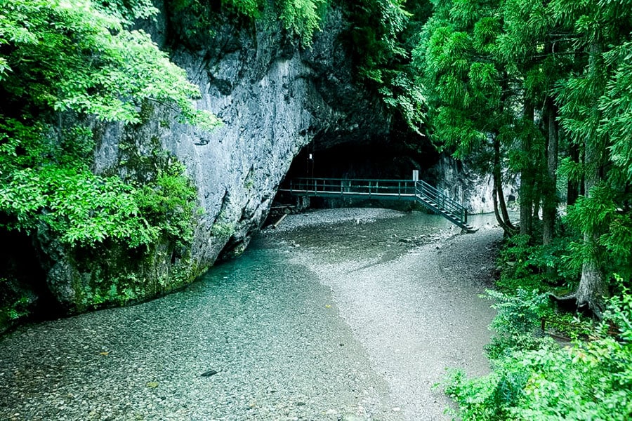 天川エリアの風景。約1300年前の役行者による大峯開山以来、世界遺産「大峯奥駈道」の麓で山岳修験道の根本道場として栄え、今も山岳修行者たちの聖域とされている。