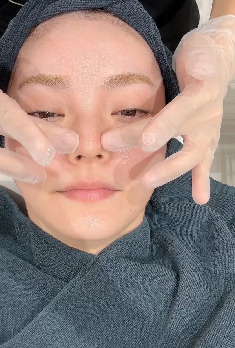 施術中の藤井明子さん。