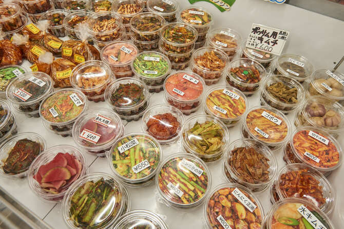 ずらっとキムチが並ぶキムチ冷蔵庫は圧巻の光景！