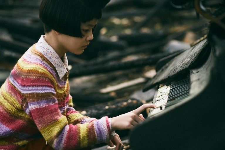 戦争孤児となる12歳の少女・琴子を演じた小八重葵美。『わたしの知らない子どもたち』より。©2026 K2 Pictures・AOI Pro.