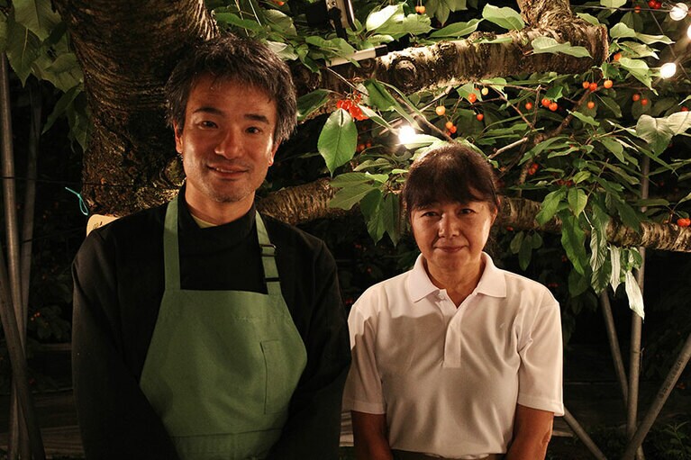 シェフの坂元暁彦さん（左）とスタッフの宮島泉さん。