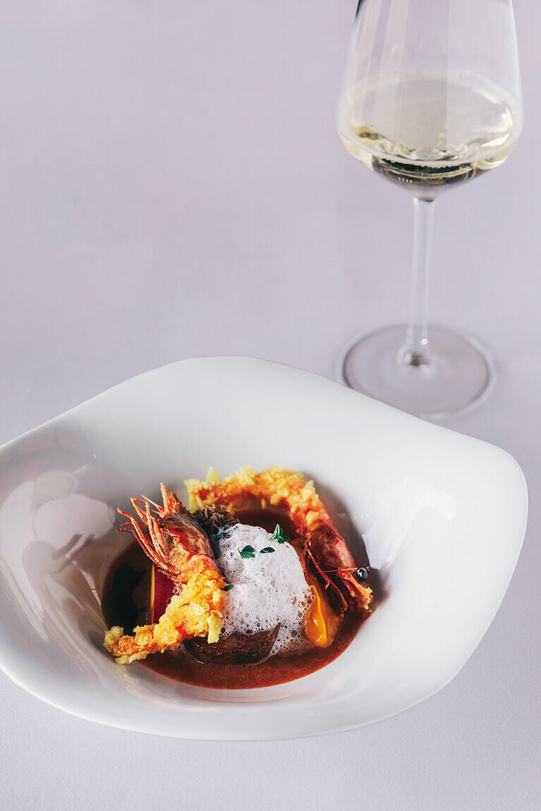 【Winerystay TRAVIGNE】新潟らしく米の衣で揚げた南蛮海老(甘海老)を伝統的なビスクソースと複雑なスパイス使いで味わう一皿。少し温度を上げたスパークリングと合わせて。Photo: Masahiro Shimazaki