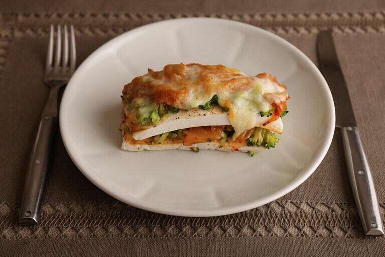 彩りも鮮やかでチーズの焼き目が食欲をそそる「はんぺんとキムチのラザニア風」。