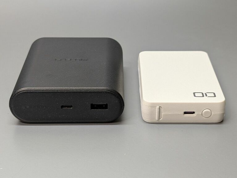 本製品とほぼ同等の、容量10000mAh/最大35W出力のモバイルバッテリー(右、CIO SMARTCOBY Pro SLIM CABLE 35W)との比較。奥行きこそ同等ですが、幅と厚みは圧倒的です