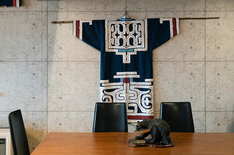 アイヌの民族衣装が飾られた店内。