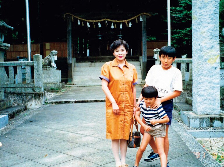 息子2人と淡路島の神社にて。本人提供。