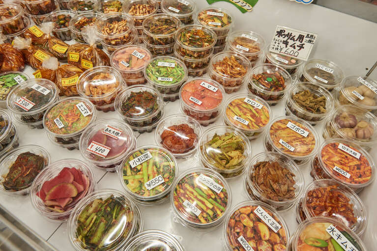 ずらっとキムチが並ぶキムチ冷蔵庫は圧巻の光景！