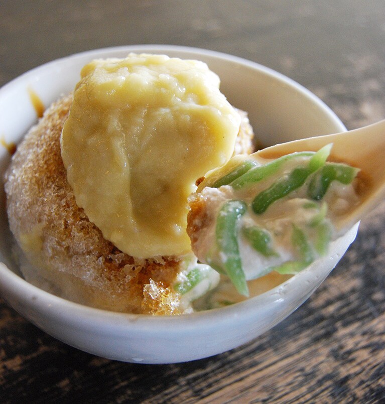 マラッカ人が大好きなドリアンをトッピングしたチェンドル。食べてみると濃厚なドリアンとココナッツミルクの相性の良さに驚く。搾りたてのココナッツミルクを使い、ふくよかな甘い香りが最高。