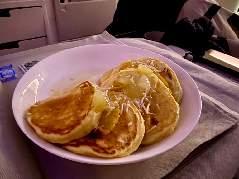 朝食はオムレツやパンケーキなどの洋食、もしくは和朝食から選べます。
