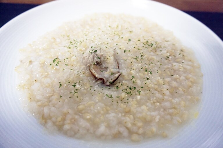 国産の牡蠣を玄米とともに炊き上げたリゾット。パセリ＆パルメザンチーズをトッピング。更に、ブラックペッパーで味の調整をしながらいただきました。