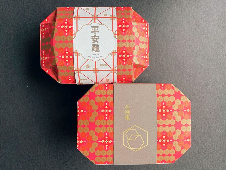 亀形のピーナッツ菓子は、おめでたい雰囲気のボックスに入っています。