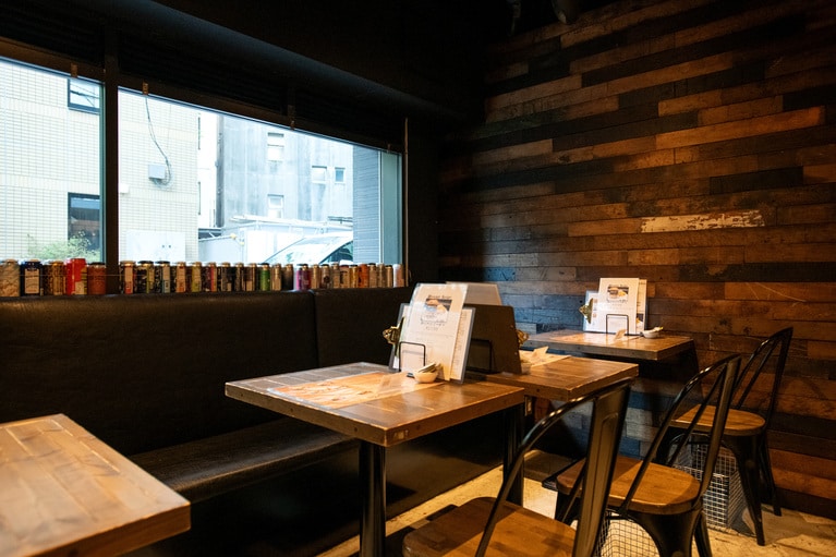 小学校の床材を再利用したこだわりの内装にも注目。