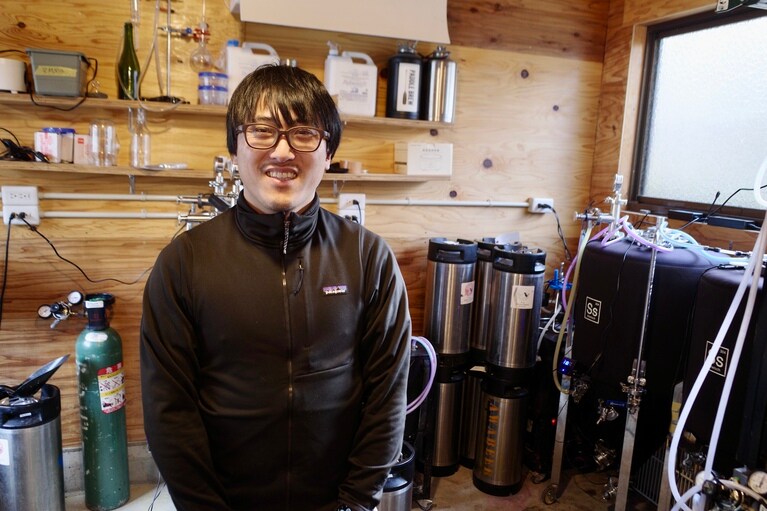 醸造家の新居拓也さんは新聞記者を経て、世界のカヌー旅へ。帰国後に「パドルブリュー」を立ち上げた。（撮影：一ノ瀬伸）