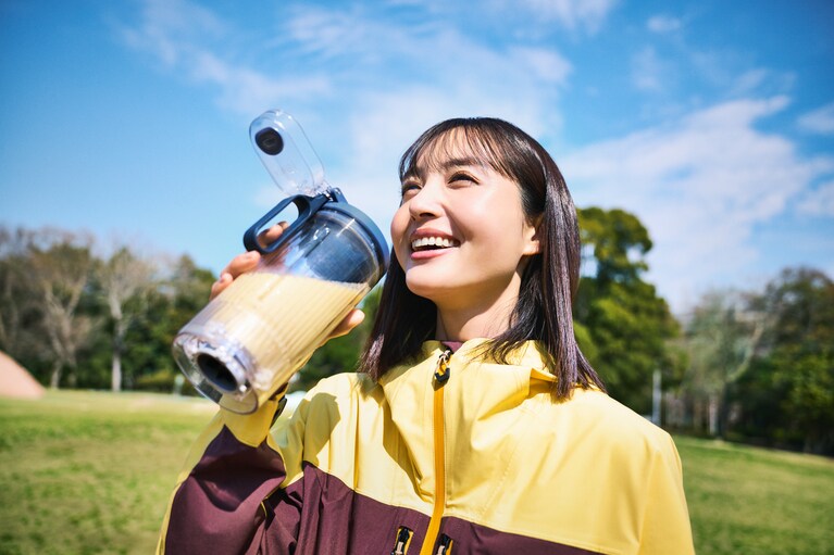 ボトルに飲み口がついているので、材料を混ぜたら本体から外してすぐ飲めます。