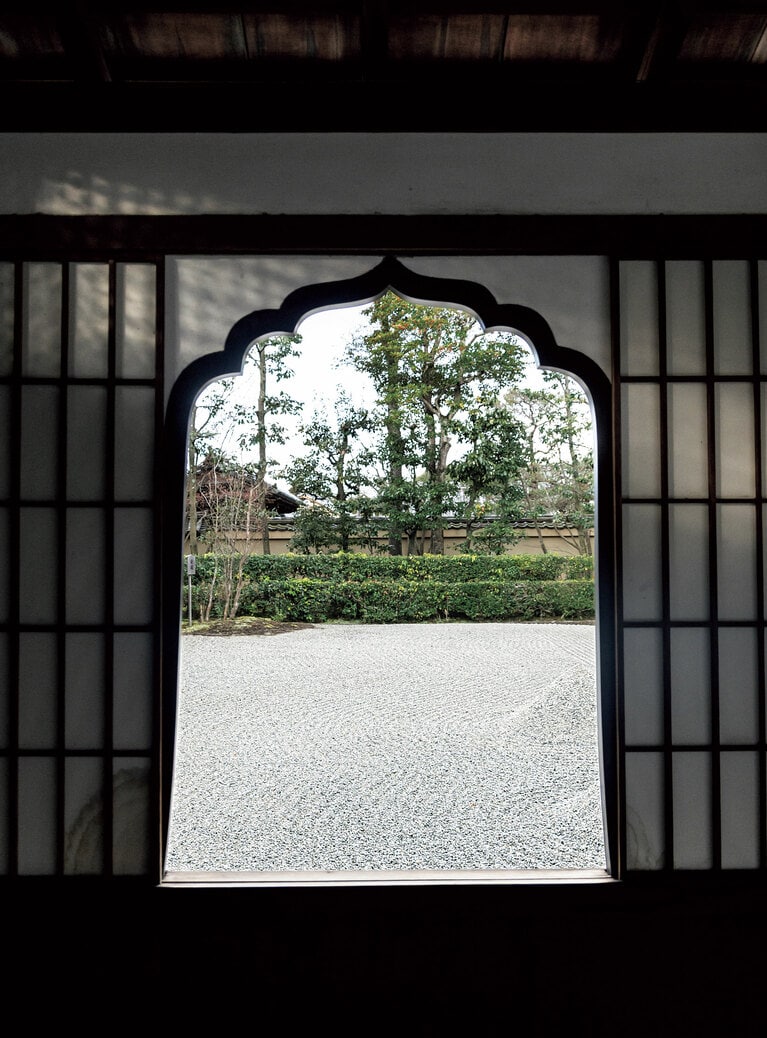 玄関脇の開口部より方丈正面に広がる枯山水庭園「大海」を眺める。二段に刈り込んだ植栽が空間の広がりを演出している。