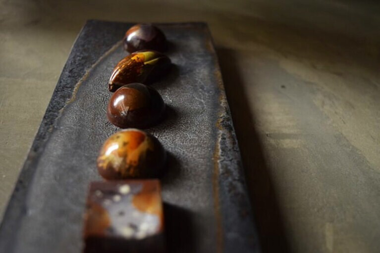 ショコラ。手前から「バジル×レモン」367円、「あんず×栗の花の蜂蜜」367円、「黒ニンニク×苺」388円、「ベトナムカカオ×ラム酒」367円、「トンカ豆×グリオット」367円、他に「醤油麹×落花生」など、季節で変わる。