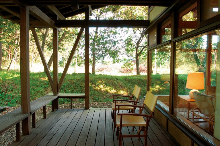 心地よい風を感じられるウッドデッキ。