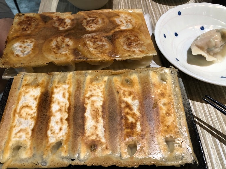 焼き餃子もボリューム満点。