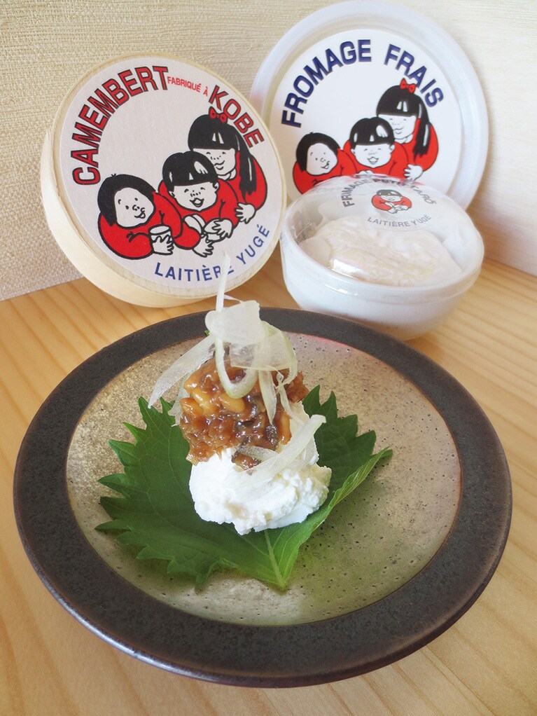 「フレッシュチーズの一品」300円。「フロマージュ・フレ」や「カマンベール」「プチ・タロウ」など、弓削牧場のチーズを使ったサンドイッチやチーズ盛り合わせも。