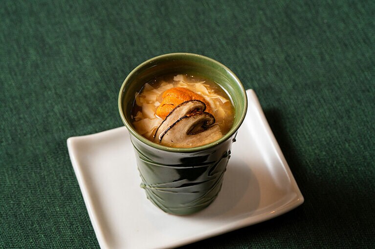 【スターター】雲丹、炙り松茸、湯葉、羽二重蒸し。