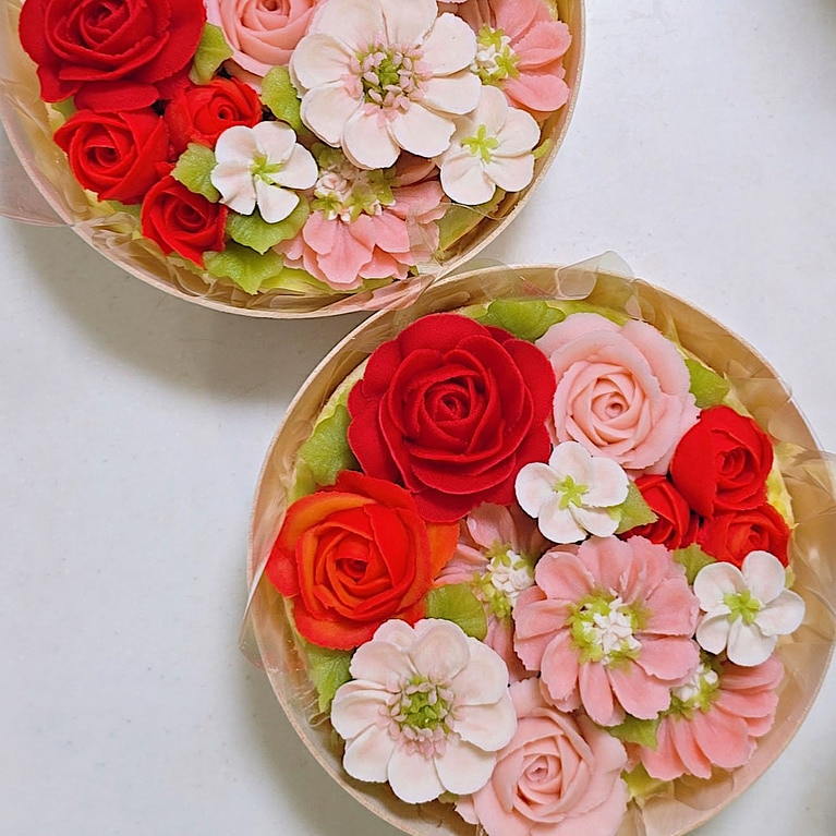 「あんフラワーケーキ」12cmサイズ1,700円。生クリームケーキ、韓国の餅（ペクソルギ）ケーキあり。前日までに予約。画像提供：カフェ イヤギ