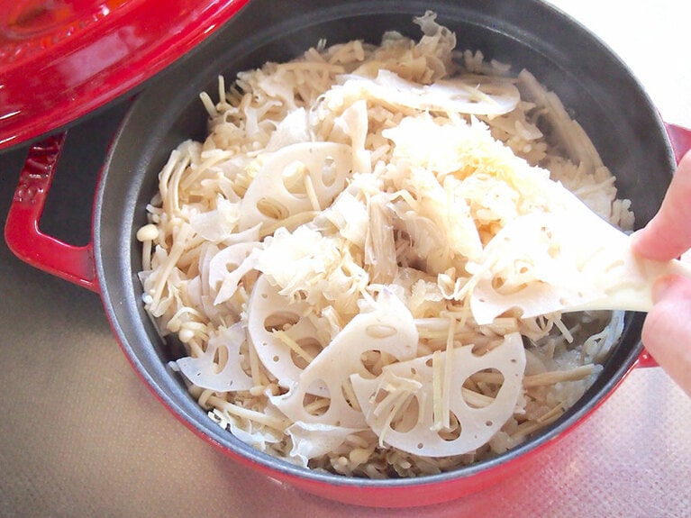 (4) 時間が経ったら蓋を開け、底の部分に水が溜まっていないか確認します。全体を切るように混ぜ、再び蓋をし10分間蒸らします。