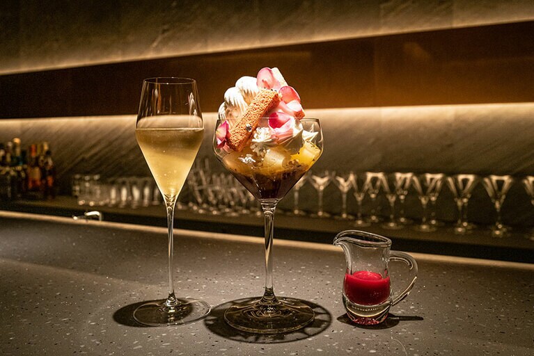 「ラ・フランスとシャンパーニュのビスキュイローズパフェ」3,500円には、ぜひシャンパンを合わせてみたい。