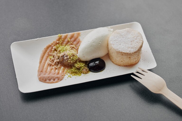 2024年に提供された料理。使い捨てプラスチックは使用せず、紙の食器と、ドリンク類はグラスを使用。