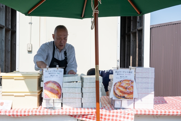 朝市タルトが積み上げられた「ラ・マーレ・ド・チャヤ」のブース。