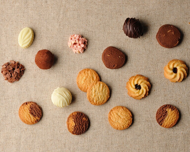 【十勝カルメル会修道院（幕別町）】帯広郊外の小高い丘の上に立ち、シスターたちが祈りを捧げる日々を送っている十勝カルメル会修道院。小さな売店が併設されていて、生計を支えるために作られたお菓子を販売。素朴で優しい甘さのチョコレートやクッキーが好評です。